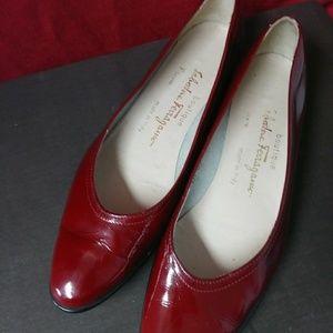 Pre-Owned Red Ferragamo classic flat pump 7N
